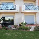 Spacious In 200 M² With Shared Pool Apartmán
