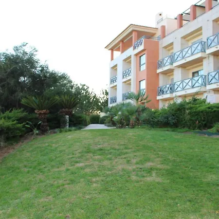 Spacious In 200 M² With Shared Pool Albufeira